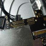 LCD-csatlakozó és oldalsó gombok csatlakozója