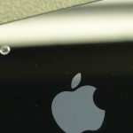 Az Apple logótól jobbra látható egy karcolás.