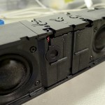 A két hangszóró között helyezkedik el a mikrofon