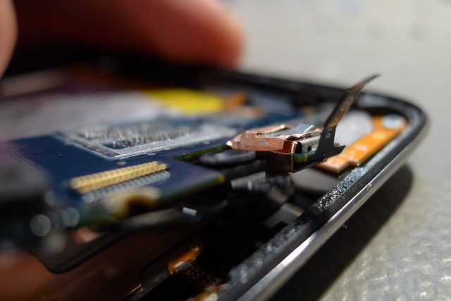 Érintőpanel és LCD csatlakozója