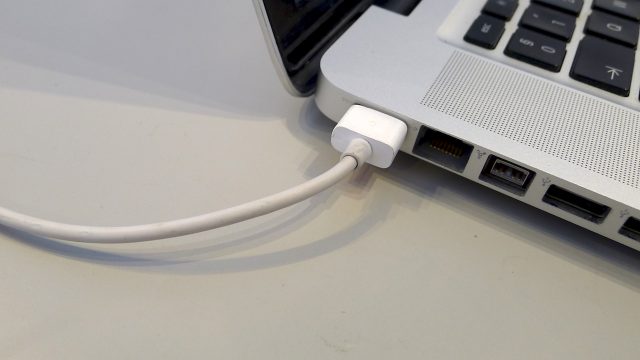 Helyes töltési mód: a kábel nincs megtörve