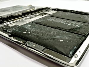 Duzzadt akkumulátor, beázott iPad javítása
