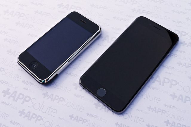 A két készülék gömbölyded formái igen hasonlóak, iPhone 6 első szétszedés