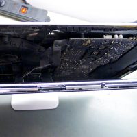 Az iMac kijelzőt kifordítva már látszik is a gép belseje