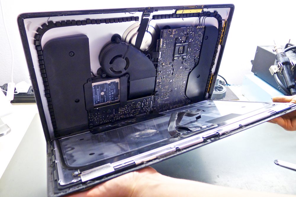 iMac kijelző – kihajtva a helyéről