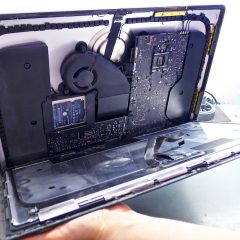 iMac kijelző – kihajtva a helyéről