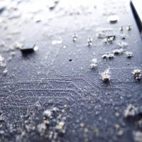 Rengeteg por állt meg az apró alkatrészeken, blokkolva a hőleadást