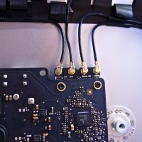 4 antenna, ami lehetővé teszi a Bluetooth és Wi-Fi kapcsolatokat