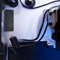 A kábelek vezetésének megjegyzése fontos a helyes összerakás érdekében
