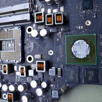 A bordákat eltávolítva láthatjuk a hőpasztázott grafikus chip-et – iMac karbantartás