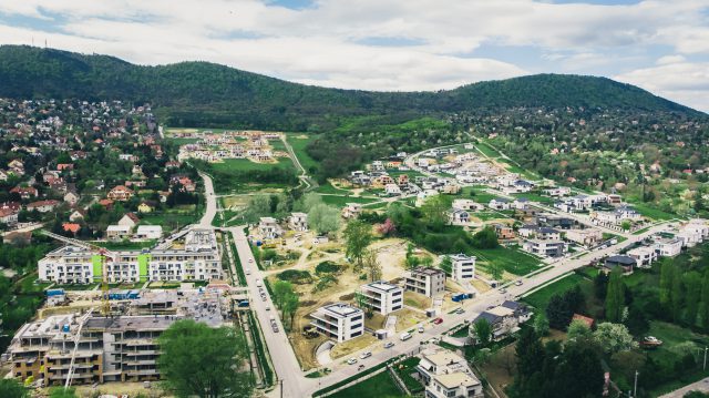 Hármashatár-hegyi látkép – Mindenhol építkeznek