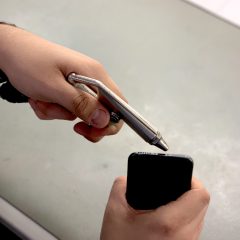 iPhone hangszórómodul tisztítása magas levegőnyomással, kívülről