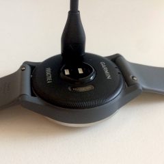 A Garmin vivoactive 4 töltése