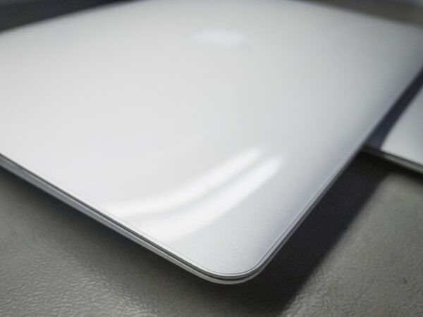 A fényes felületű fólia is szépen mutat bármelyik MacBook-on