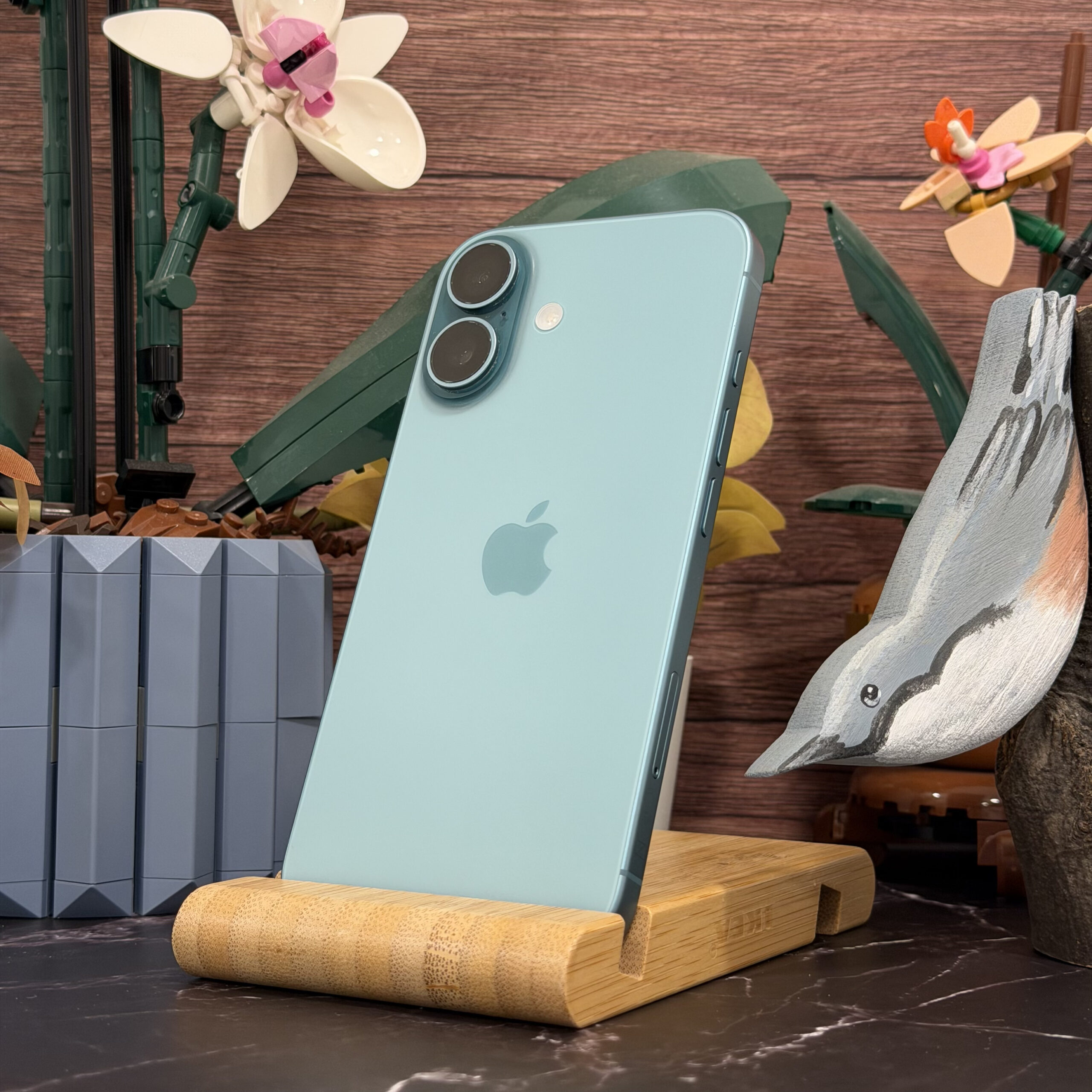 iPhone 16 128GB teal